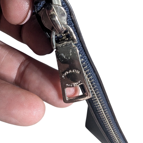 💙 Coach Pebbled Leather Crossbody Clutch – Blue with Saddle Trim - Picture 5 of 11